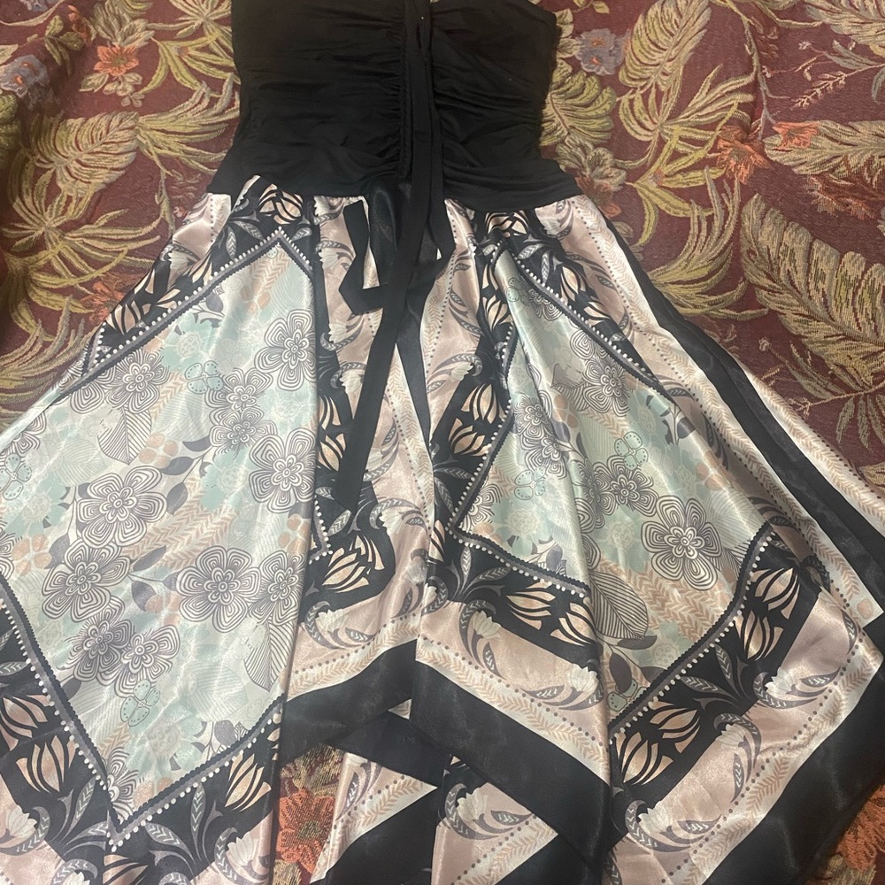 Stylish Strapless Dress with Patterned Skirt